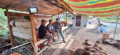 Babinsa Koramil 406-03/Rupit Laksanakan Komsos Bersama Warga Desa Embacang Lama