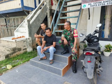 Babinsa Koramil 406-05/Muara Kelingi Giat Komsos Bersama Warga Desa Suka Menang