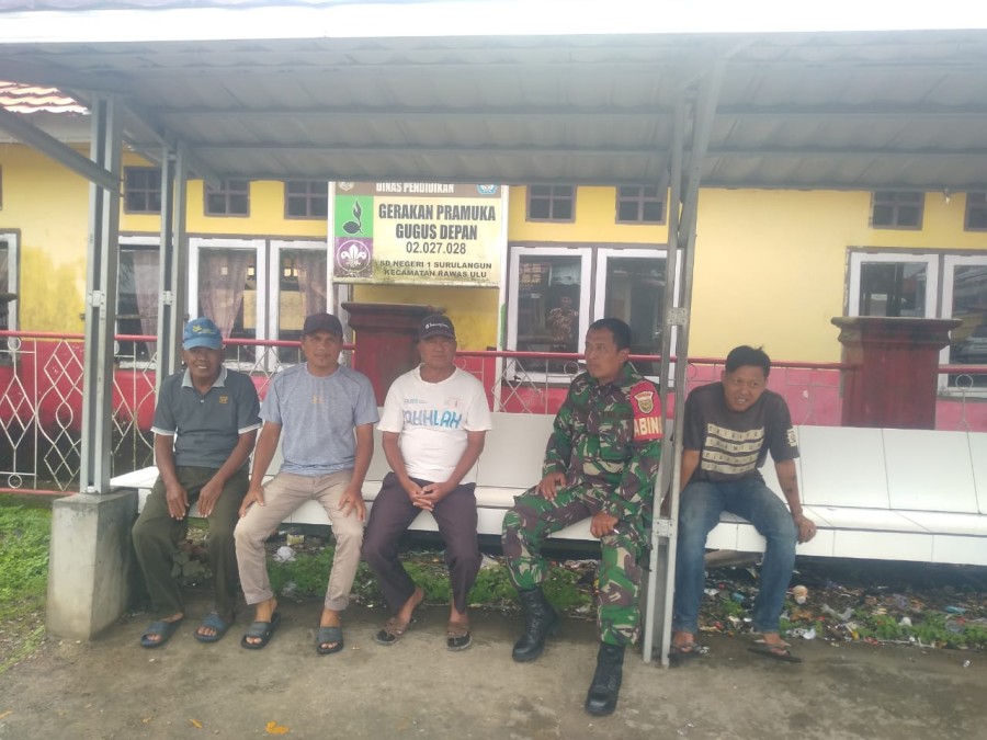 Babinsa Koramil 406-01/Rawas Ulu Laksanakan Komsos Bahas Keamanan Desa