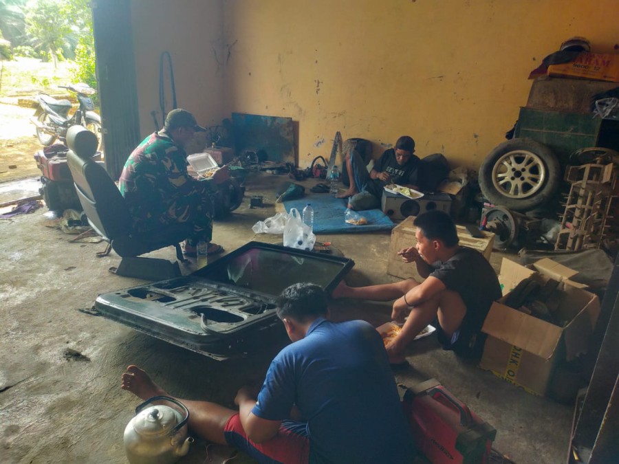 Babinsa Koramil 406-06/Tugumulyo Jalin Komsos dengan Pengusaha Bengkel di Kelurahan Purwodadi