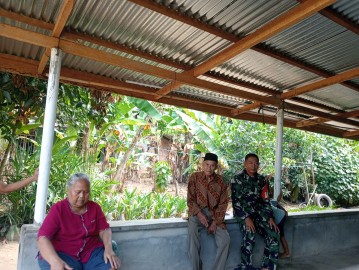 Babinsa Koramil 406-02/Rawas Ilir Laksanakan Komsos dengan Warga Desa Beringin Sakti