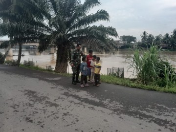 Babinsa Koramil 406-03/Rupit Ingatkan Anak-anak untuk Tidak Bermain di Pinggir Sungai