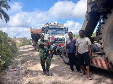 Babinsa Koramil 406-02/Rawas Ilir Laksanakan Komsos Bersama Warga Desa Tanjung Raja