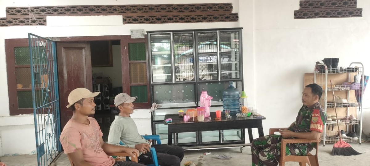 Babinsa Koramil 406-05/Muara Kelingi Jalin Silaturahmi dengan Warga Desa Tri Jaya