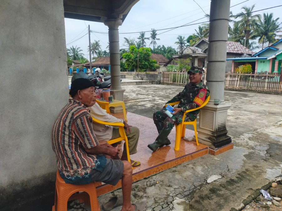 BABINSA KORAMIL 406-09/TERAWAS LAKSANAKAN KOMSOS TENTANG KARHUTLA DI DESA SUMBER SARI