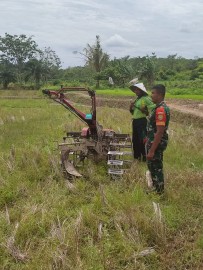 Babinsa Koramil 406-09/Terawas Laksanakan Komsos dengan Petani di Desa Suka Karya