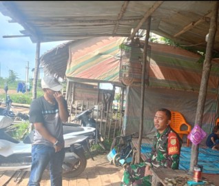 Babinsa Koramil 406-04/Muara Lakitan Laksanakan Komsos dengan Warga Desa Lubuk Pandan