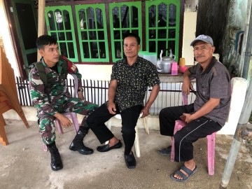 Babinsa Koramil 406-03/Rupit Laksanakan Komsos dengan Warga Lawang Agung
