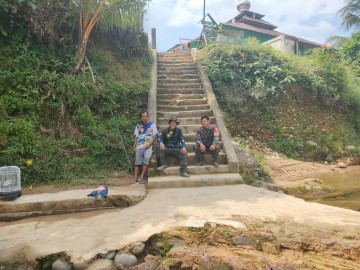 Babinsa Koramil 406-03/Rupit Laksanakan Komsos Bersama Warga Desa Lubuk Kumbung