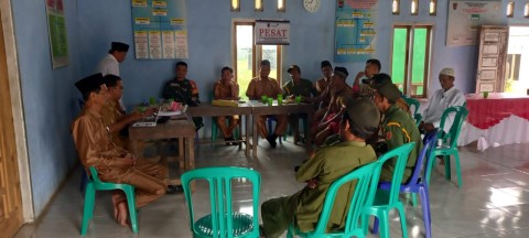 BABINSA KORAMIL 406-04/MUARA LAKITAN LAKSANAKAN KOMSOS DENGAN MASYARAKAT DESA SP 9 HARAPAN MAKMUR