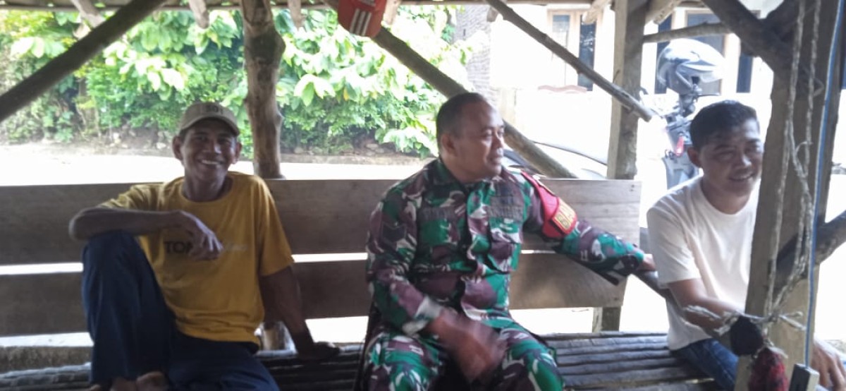 Babinsa Koramil 406-09/Terawas Laksanakan Komsos Bahas Kebersihan dan Ketahanan Pangan di Desa Sukarami