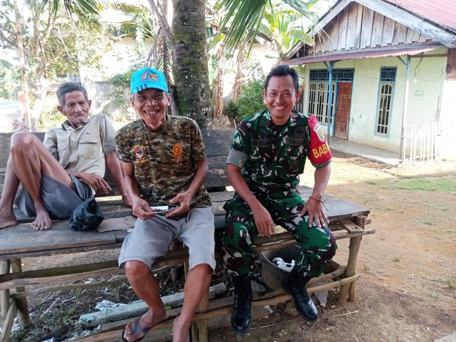 Serka Mizan, Babinsa Koramil 406-07/Jayaloka Jalin Keakraban dengan Warga Desa Nestiboga 2