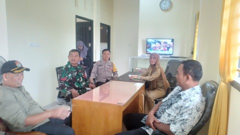 Babinsa Koramil 406-10/Lubuklinggau Timur Bersama Bhabinkamtibmas Jalin Silaturahmi dengan Ibu Lurah Kelurahan Wira Karya