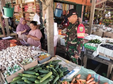 Babinsa Koramil 406-03/Rupit Laksanakan Komsos dan Pantau Harga Sembako di Pasar Rupit
