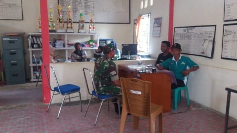 Babinsa Koramil 406-01/Rawas Ulu Laksanakan Komsos Bersama Perangkat Desa di Sungai Jauh