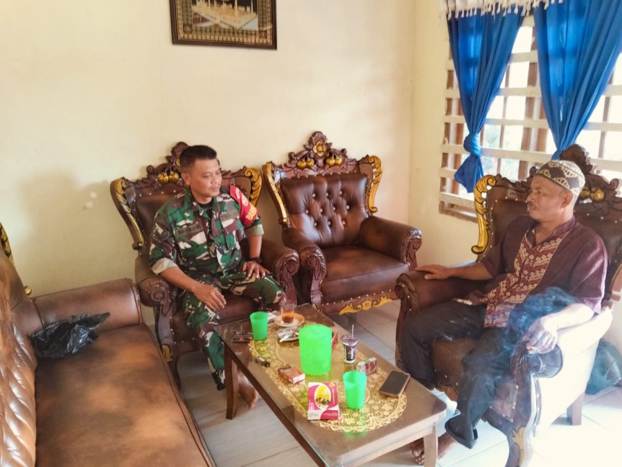 Babinsa Koramil 406-04/Muara Lakitan Jalin Komsos dengan Tokoh Masyarakat di Desa SP 5 Tri Anggun Jaya