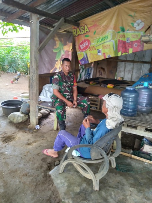 Sertu Abdul Rahim, Babinsa Koramil 406-07/Jayaloka, Jalin Keakraban dengan Warga Desa Suka Rena dan Imbau Pentingnya Menjaga Keamanan