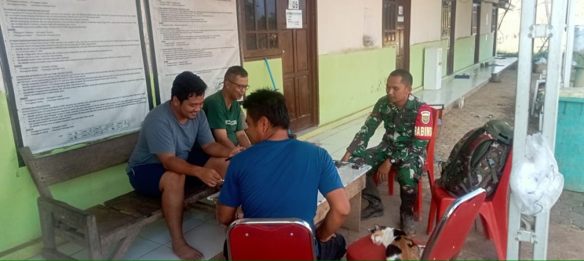 Babinsa Koramil 406-02/Rawas Ilir Laksanakan Komsos Bersama Warga Desa Batu Kucing