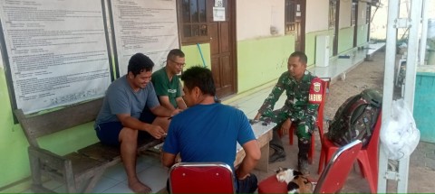Babinsa Koramil 406-02/Rawas Ilir Laksanakan Komsos Bersama Warga Desa Batu Kucing