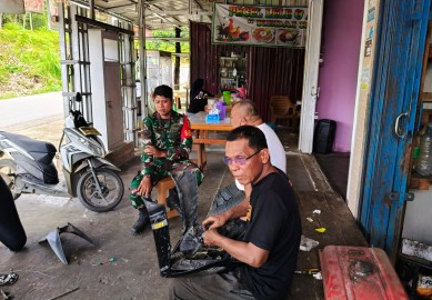 Babinsa Koramil 406-01/Rawas Ulu Laksanakan Komsos di Desa Sukomoro