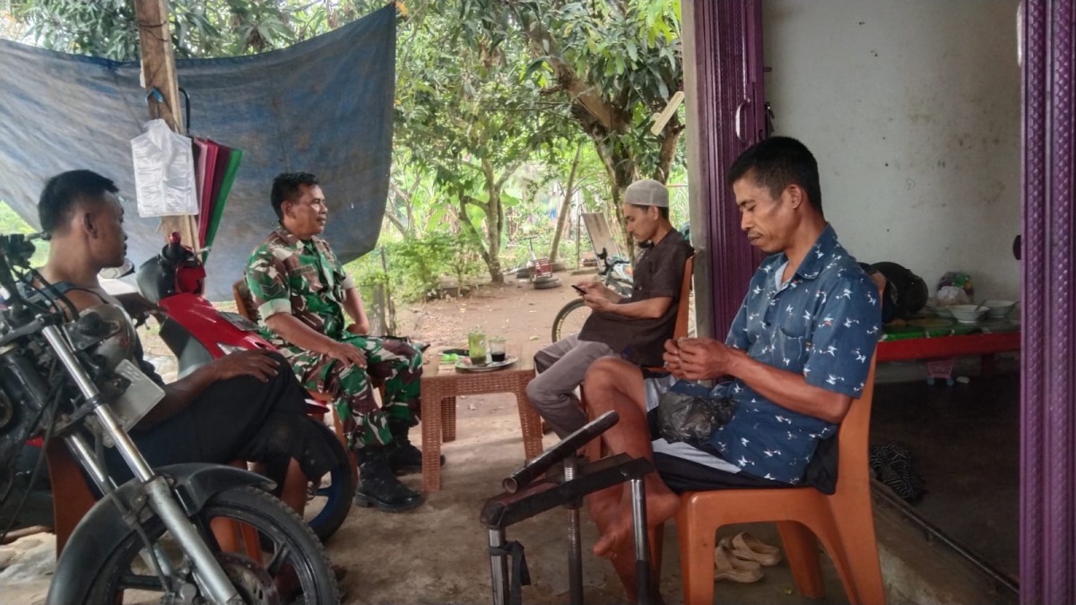 Babinsa Koramil 406-10/Lubuklinggau Timur Serka Junaidi Jalin Silaturahmi dengan Warga Kelurahan Karang Ketuan