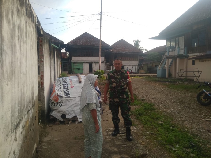 Babinsa Koramil 406-01/Rawas Ulu Laksanakan Komsos Bahas Kesehatan di Kelurahan Pasar Suruhlangun