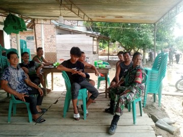 Babinsa Koramil 406-09/Terawas Ajak Warga Jaga Kebersihan Lingkungan di Desa Taba Gindo