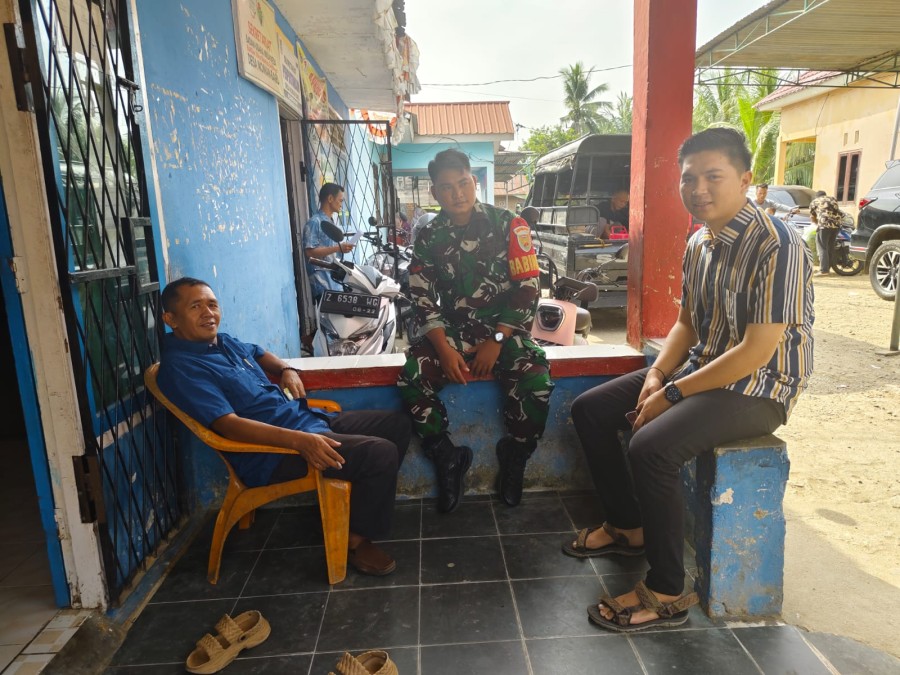 Babinsa Koramil 406-03/Rupit Jalin Komsos dengan Warga Desa Noman Baru