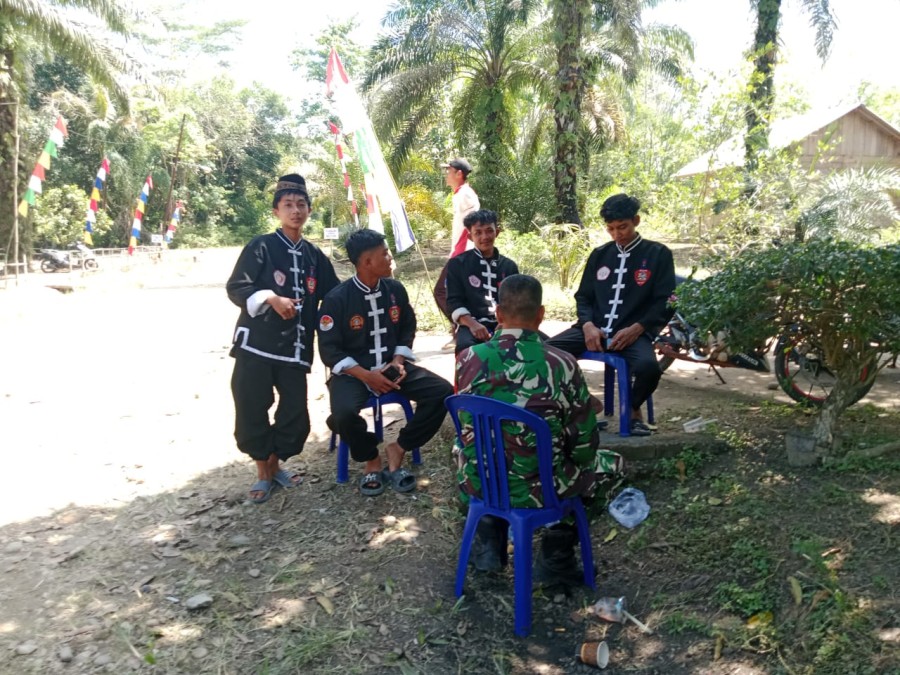Babinsa Koramil 406-05/Muara Kelingi Himbau Pemuda Pencak Silat “Kera Sakti” Jaga Kerukunan di Desa Mekar Sari