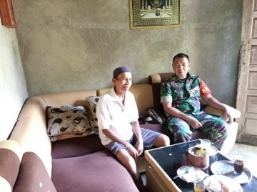 SERTU YUSUF BABINSA KORAMIL 406-07/JAYALOKA JALIN SILATURAHMI DENGAN WARGA DESA CIPTODADI 2