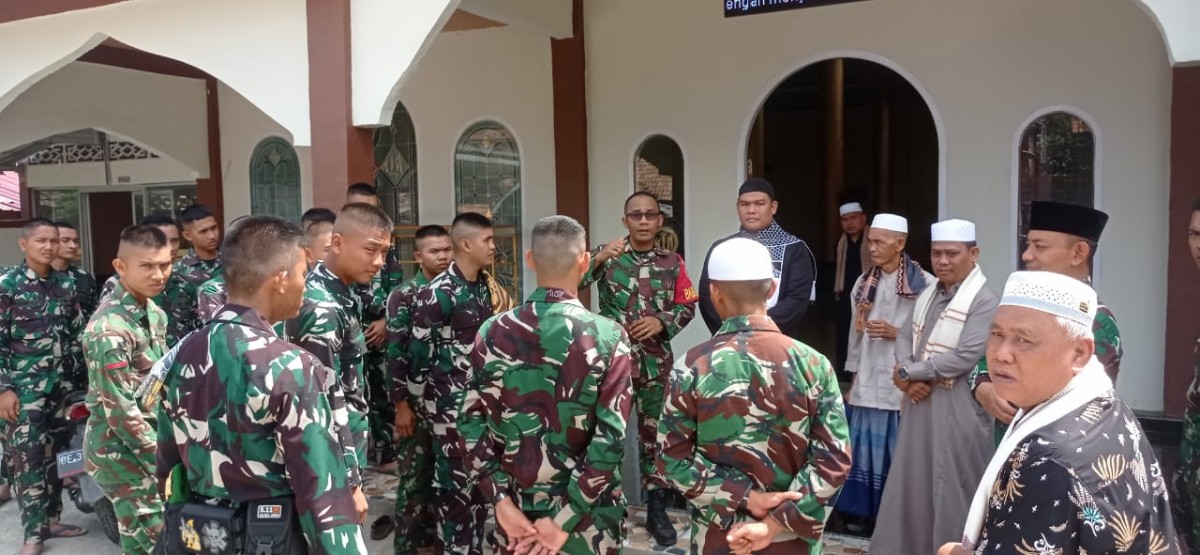 Babinsa Koramil 406-03/Rupit Ajak Sholat Jumat Berjamaah dan Jalin Komsos Bersama Warga Desa Karang Anyar