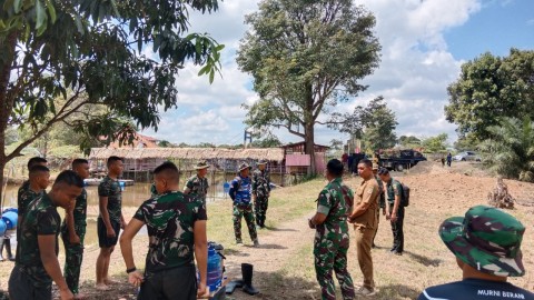 Babinsa Koramil 406-01/Rawas Ulu Laksanakan Gotong Royong Lanjutan Pembersihan Danau Irigasi Merung