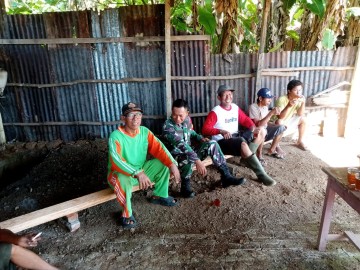 Babinsa Koramil 406-07/Jayaloka Gelar Sosialisasi Penanggulangan Karhutla di Desa Ngestiboga 2