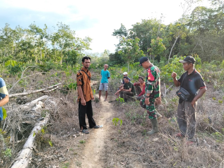 Babinsa Koramil 406-04/Muara Lakitan Sosialisasikan Pencegahan Karhutla di Desa SP 5 Tri Anggun Jaya