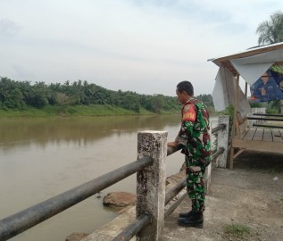 Babinsa Koramil 406-04/Muara Lakitan Aktif Lakukan Pemantauan Arus Sungai Lakitan untuk Antisipasi Banjir
