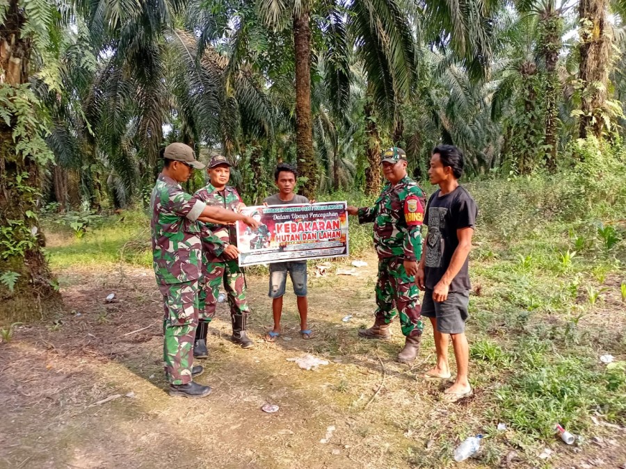 Babinsa Koramil 406-02/Rawas Ilir Himbau Warga Kelurahan Karang Dapo Cegah Karhutbunlah