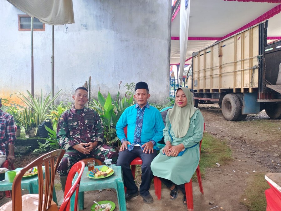 Babinsa Koramil 406-05/Muara Kelingi, Serda Aferi Yansah, Jalin Keakraban dengan Warga Desa Leban Jaya