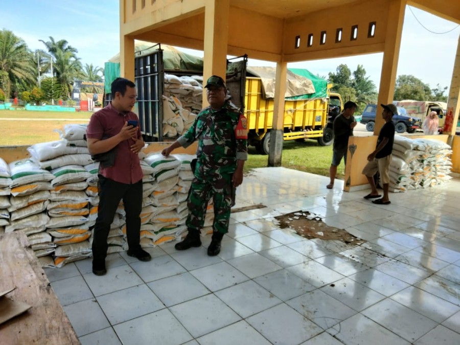 Anggota Koramil 406-02/Rawas Ilir Kawal Pendistribusian Beras Bantuan di Kecamatan Karang Dapo
