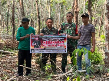Babinsa Koramil 406-05/Muara Kelingi Sosialisasikan Penanggulangan Karhutla di desa Banpres