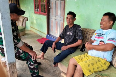 BABINSA KORAMIL 406-04/MUARA LAKITAN LAKSANAKAN KOMSOS DENGAN WARGA DESA SP 9 HARAPAN MAKMUR