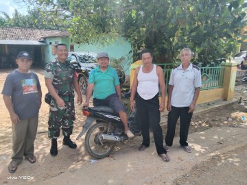 Babinsa Koramil 406-05/Muara Kelingi Jalin Silaturahmi dengan Warga Desa Tri Mukti, Ingatkan Pentingnya Hidup Bersih dan Sehat