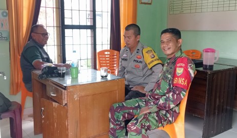 Babinsa Koramil 406-10/Lubuklinggau Timur dan Bhabinkamtibmas Jalin Keakraban Bersama Staf Kelurahan Jawa Kanan SS