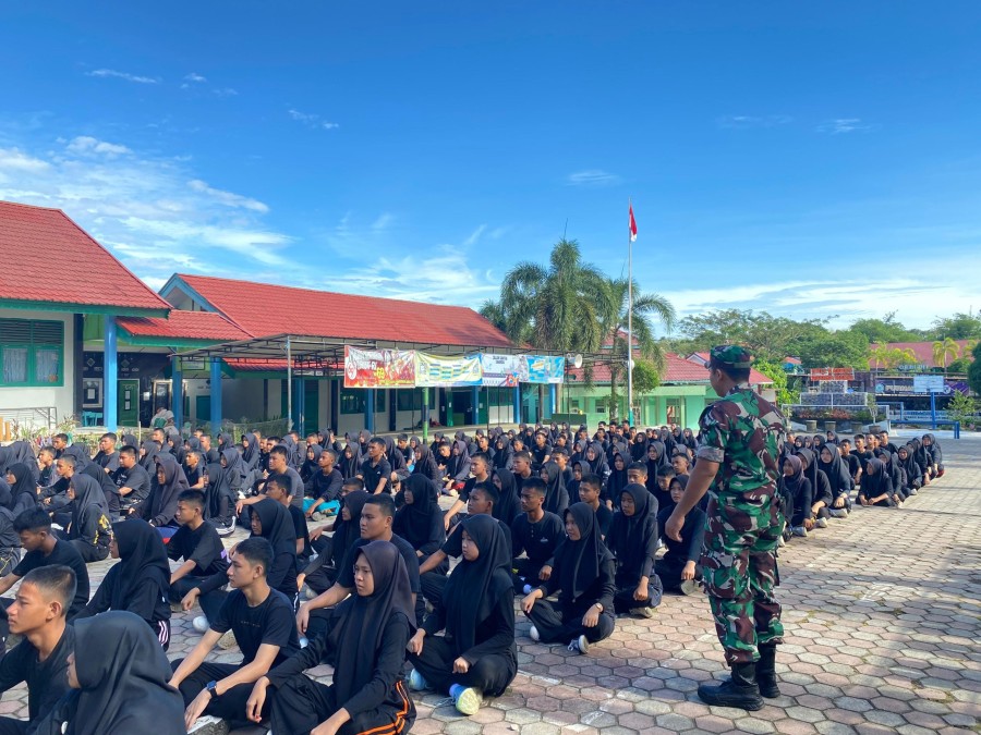 Babinsa Koramil 406-06/Tugumulyo Berikan Materi PBB pada Kegiatan MPLS di SMAN 2 Muara Beliti