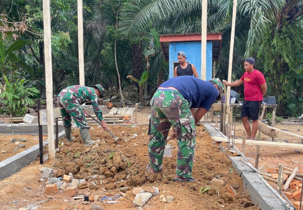 TNI Manunggal Membangun Desa (TMMD) ke-125 Kodim 0406/Lubuklinggau Bersinergi dengan Masyarakat Bangun Rumah di Desa Kota Baru SP 7 Cecar