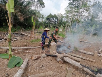 Babinsa Koramil 406-03/Rupit Siap Siaga Bantu Warga dalam Penanggulangan Karhutla di Kabupaten Musi Rawas Utara
