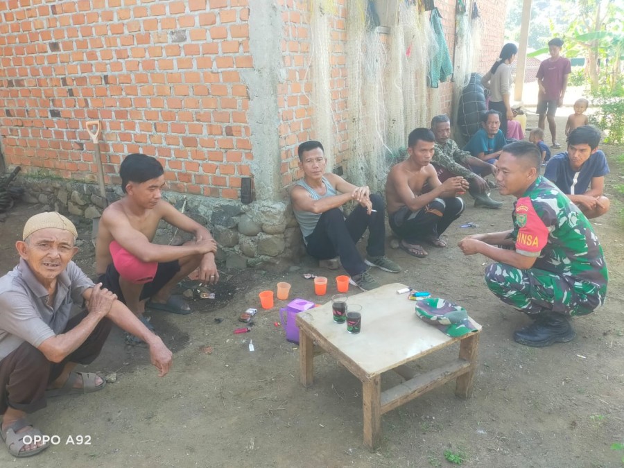 Babinsa Koramil 406-08/Lubuk Linggau Laksanakan Komsos Bersama Warga di Kelurahan Lubuk Aman