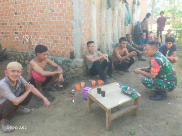 Babinsa Koramil 406-08/Lubuk Linggau Laksanakan Komsos Bersama Warga di Kelurahan Lubuk Aman