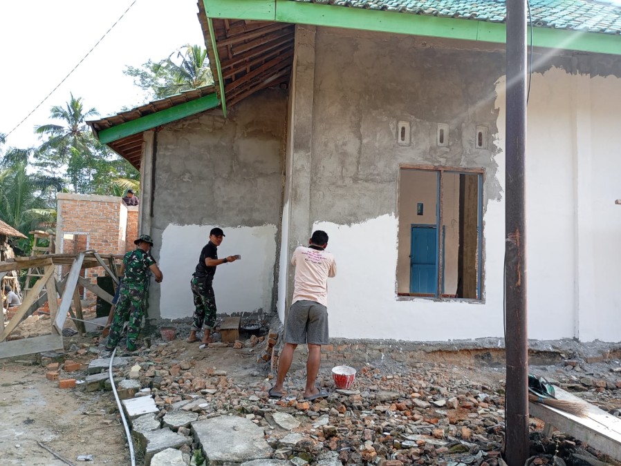 SATGAS TMMD KE-125 LANJUTKAN PEMBANGUNAN: REHAB MUSOLA DI DESA KOTA BARU SP 7 MEMASUKI TAHAP PELAMIR TEMBOK