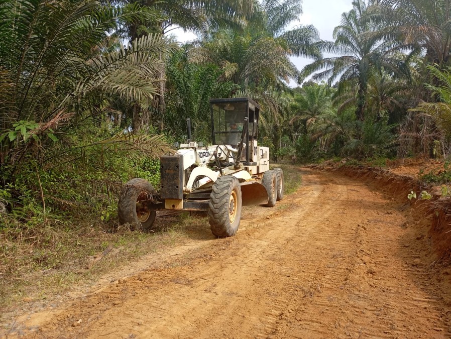 Satgas TMMD ke-125 Kodim 0406/Lubuklinggau Mulai Gunakan Alat Berat untuk Meratakan Badan Jalan Sepanjang 1,9 Km di Desa Kota Baru SP 7
