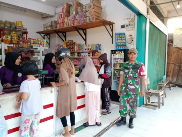 Babinsa Koramil 406-10/Lubuklinggau Timur Sosialisasi Kamtibmas Bersama Pedagang Pasar Moneng